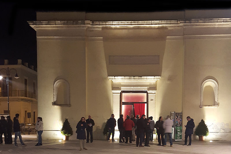 File:NOVOLI Teatro comunale.jpg