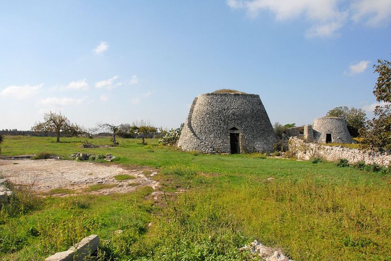 File:VERNOLE Acquarica paesaggio pietroso.jpg