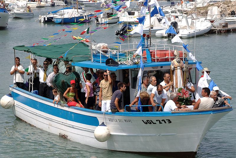 File:MELENDUGNO Processione a mare.jpg